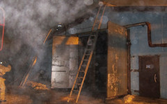 В Нововятске горел цех на предприятии по деревообработке