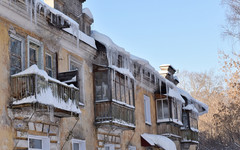 Кировским УК грозят штрафами за заваленные снегом дворы и крыши
