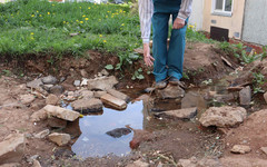 Дом на улице Щорса больше месяца топит водой из-за коммунальных раскопок