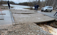 В Луганском проезде в Кирове поток воды разрушил дорогу