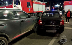 В Кирове на перекрёстке смяли Mercedes: водителя вырезали из искореженного авто