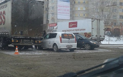 В Кирове два автомобиля вылетели на «встречку» после столкновения с КамАЗом (ФОТО)