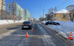 В Кирове после ДТП машина вылетела на тротуар и сбила пенсионерку