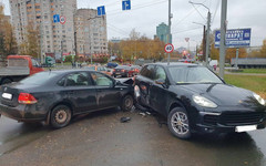 На Московской Volkswagen врезался в Porsche