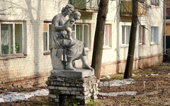 Заброшенную скульптуру «Мать и дитя» могут облагородить и поставить у Северной больницы