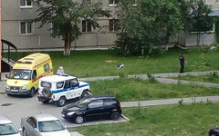 Из окна многоэтажки в Кирове выпал молодой человек