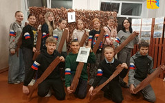 Волонтеры Кировской области мастерят маскировочные сети и браслеты для бойцов СВО