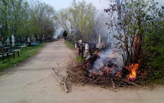 На Новомакарьевском кладбище в Кирове сжигали мусор и устроили большую свалку
