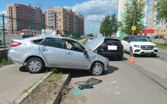 На улице Жуковского перевернулась Lada Granta после столкновения с Infiniti