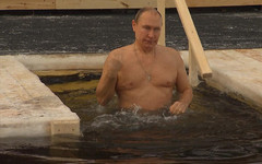 Владимир Путин нырнул в прорубь