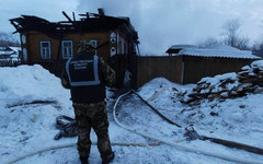 При пожаре в Зуевке погибли мать и её сын
