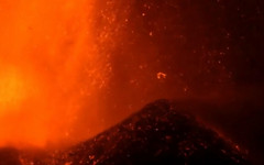 На Сицилии продолжает извергаться самый высокий вулкан в Европе