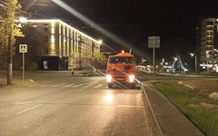 В Кирове убирают листву и песок с улиц