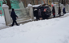 В Кирове внедорожник врезался в забор детского сада