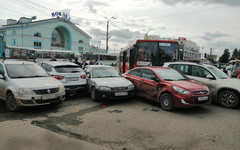 У железнодорожного вокзала автобус снёс ограждения и девять припаркованных машин