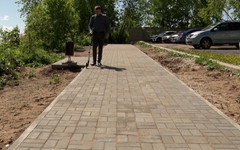 В Кирове сделали тротуар с урнами и назвали это «общественным пространством»