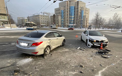На улице Комсомольской столкнулись Toyota и Hyundai Solaris