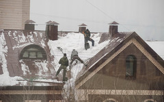 В Кирове с крыши здания упал рабочий, убирающий снег