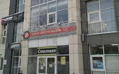 На Октябрьском проспекте за 41 млн рублей продают торговый центр