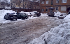 Коммунальщики активно взялись за уборку крыш и двора по роковому адресу на Преображенской (ФОТО+ВИДЕО)