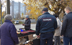 Полиция и чиновники проверили, как в торговых центрах и на рынке соблюдают масочный режим