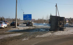 В Кирове в районе Нового моста «ЗИЛ» свалился на «Ладу»