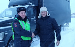 В Кировской области автоинспекторы помогли замерзающему на трассе водителю