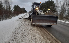 Дорожные службы Кировской области обработали 1100 км опасных участков от гололедицы