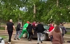 В Вятских Полянах толпа забросала автомобиль камнями