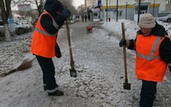 Тротуары в Кирове чистят круглосуточно
