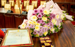 
								Губернатор наградил 11 многодетных семей знаком «Семейная слава»
							