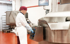 Технологии, опыт и вкус: кто и как делает фарш для колбасы на «Кировском мясокомбинате»