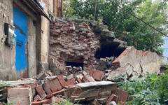 Жильцы исторического дома на ул. Казанской вынуждены ходить по разрушающемуся крыльцу