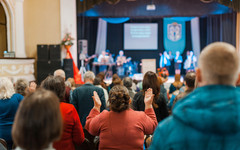 Женщина-епископ и молитвы под живую музыку. Как живут кировские пятидесятники и чем необычны их богослужения