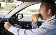 Кефир, яблоки, лук и горчица: что нельзя есть перед поездкой в автомобиле?
