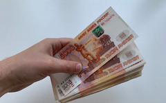 Подарки, благотворительность и раздача долгов: на что кировчане потратили первую зарплату
